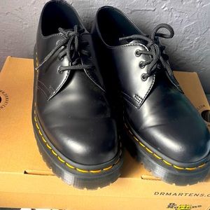 Size 9 women Oxford docs
